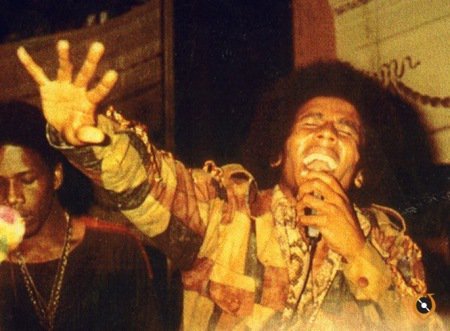 255113_217912294909249_5773317_n