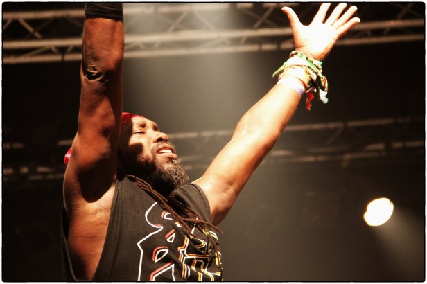 Amlak Tafari, Steel Pulse Live Six Fours - Photo : Fred reGGaeLover  P. 201