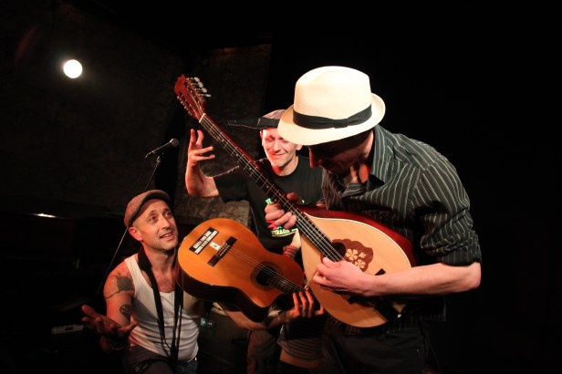 Gari Grèu , Momo Solo, Robin – Photo : Fred reGGaelover 2014