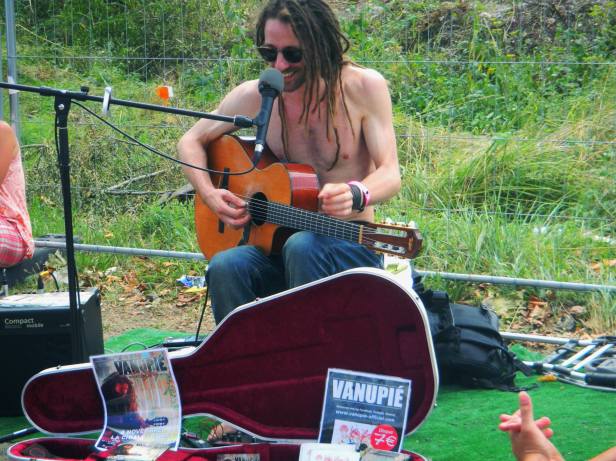 vanupié playing for the fans , reggae sun ska 2013