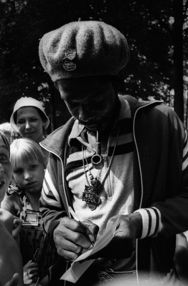 peter tosh pinkpop 1979, backstage - photo by lex van rossen
