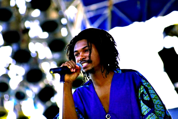 garnett_silk_performing_on_stage